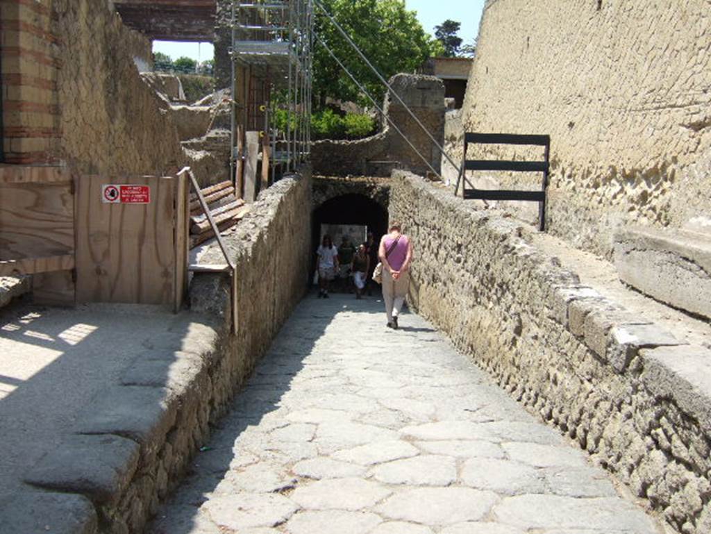 Cardo V Inferiore, Herculaneum, May 2006. Roadway leading to the gate to the beachfront.  Looking south between Ins. Or. I, 1 on left, and Ins. IV, 21 on right. 

