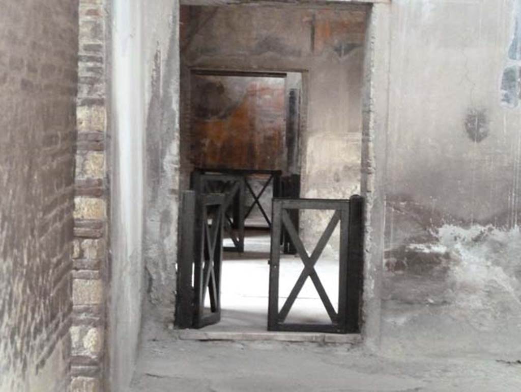 IV.21, Herculaneum, September 2015. Looking west across atrium towards doorway to triclinium, and through to the oecus.