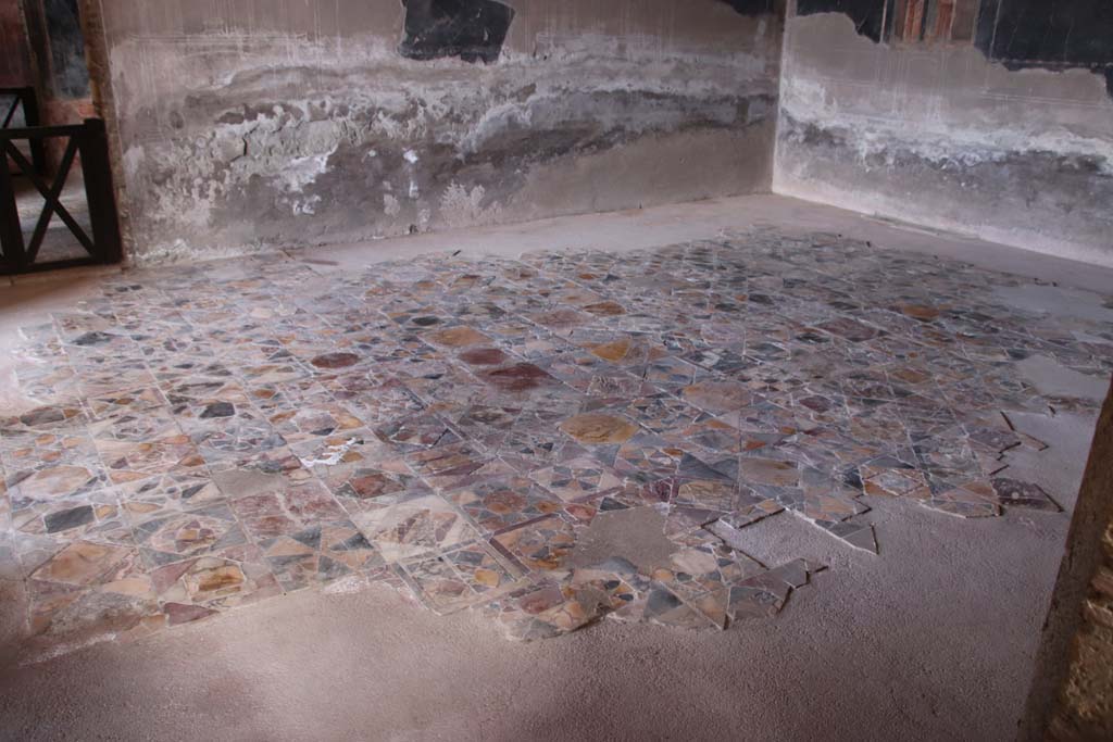 IV.21, Herculaneum, October 2020. Looking west across flooring in triclinium 5. Photo courtesy of Klaus Heese.