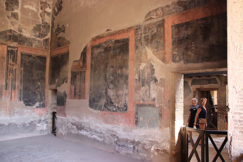 IV.21, Herculaneum. September 2019. 
Triclinium 5, looking towards north-east corner and east wall. Photo courtesy of Klaus Heese. 
