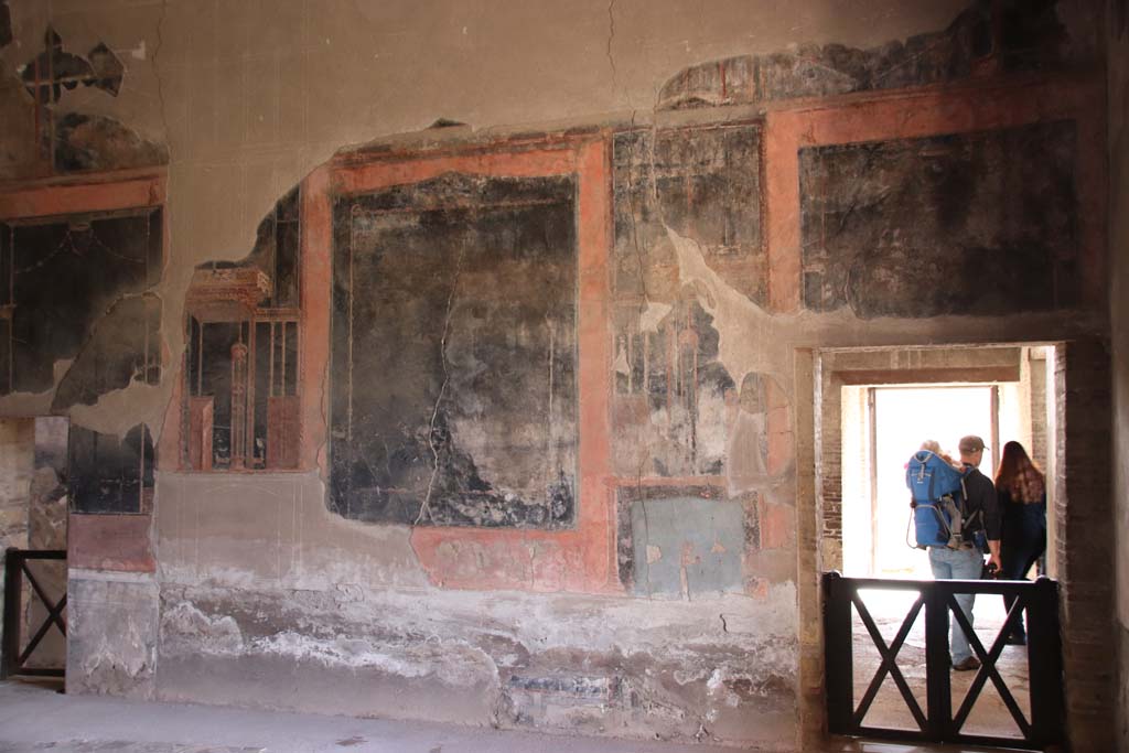 IV.21, Herculaneum. October 2020. Triclinium 5, looking towards east wall. Photo courtesy of Klaus Heese. 