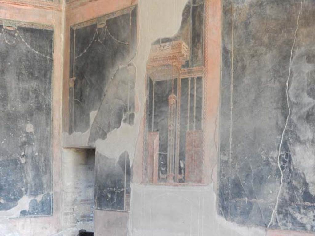 IV.21, Herculaneum. May 2018. Triclinium 5, north end of east wall. Photo courtesy of Buzz Ferebee. 