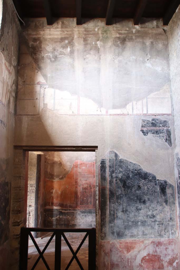IV.21, Herculaneum. October 2020. 
Room 6, antechamber, looking west to doorway to Oecus 7. Photo courtesy of Klaus Heese.
