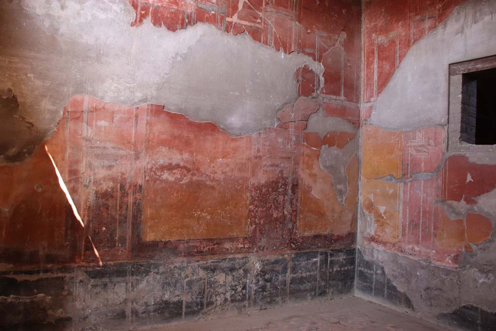 IV.21, Herculaneum, September 2019. 
Oecus 7, looking towards west wall, north-west corner and north wall with window into Cubiculum 10.
Photo courtesy of Klaus Heese.
