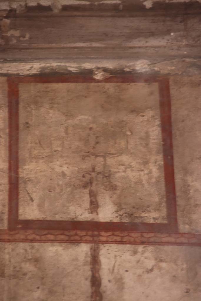 IV.21, Herculaneum. October 2020. Room 6, detail from east end of upper south wall. Photo courtesy of Klaus Heese.