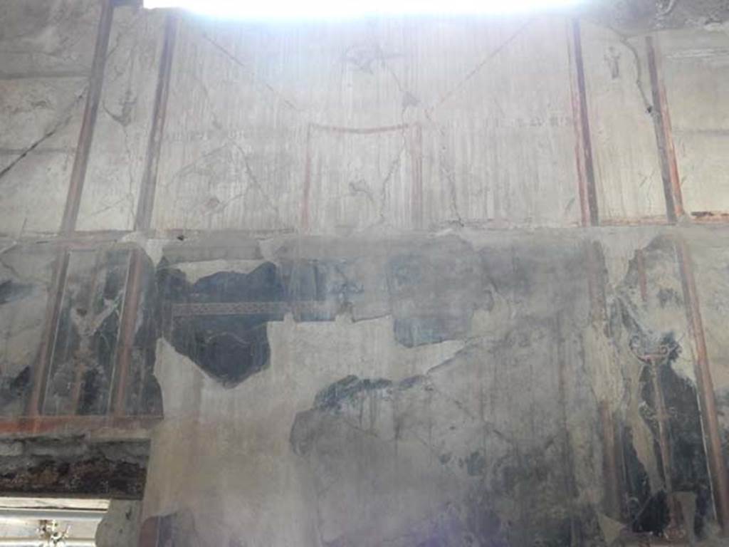 IV.21, Herculaneum. May 2018. Room 6, detail from upper south wall. Photo courtesy of Buzz Ferebee. 