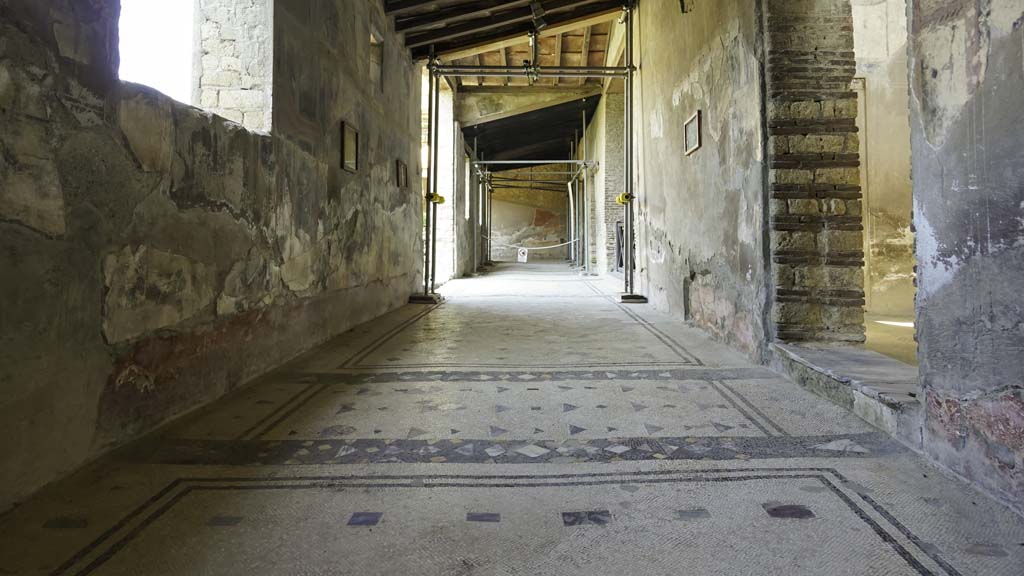 IV.21, Herculaneum. August 2021. Cryptoporticus 28, looking west. Photo courtesy of Robert Hanson.