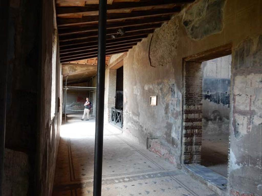 IV.21, Herculaneum. May 2018. Cryptoporticus 28, looking west along north wall. Photo courtesy of Buzz Ferebee. 