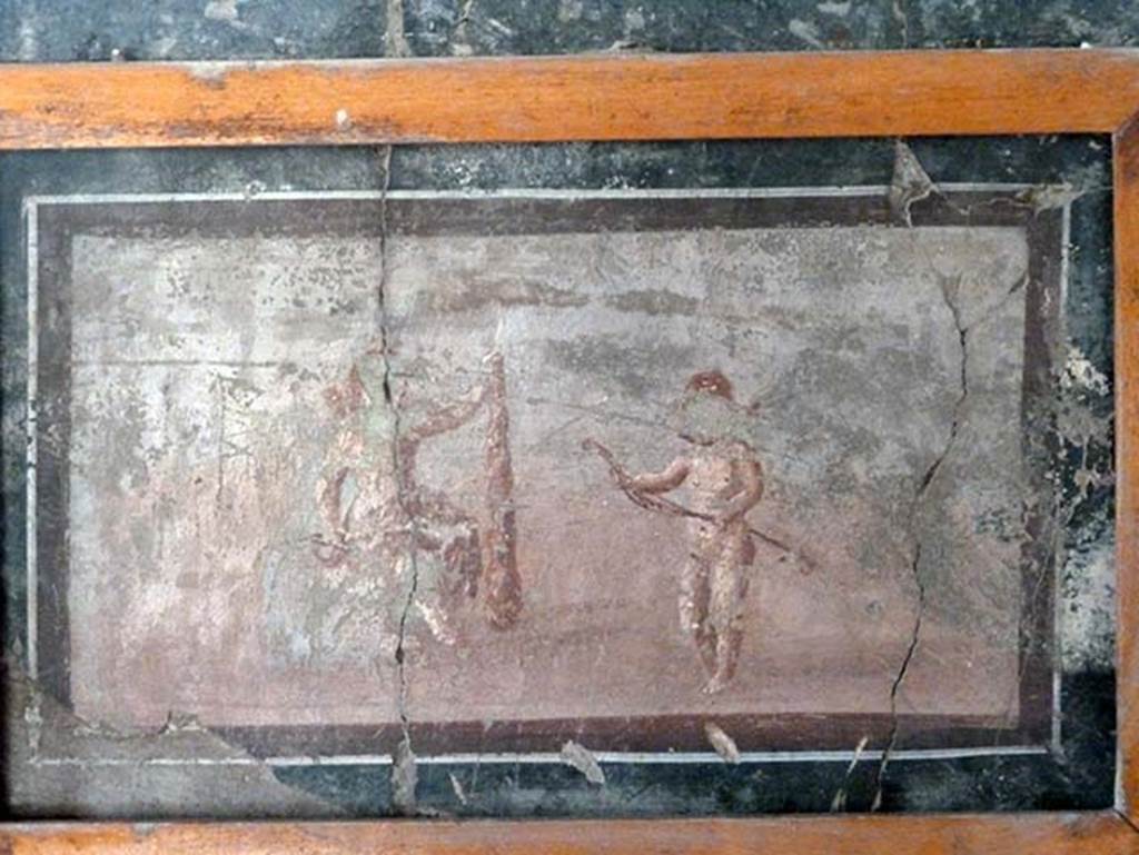 IV.21, Herculaneum.  May 2010. Small painting of cupids, still in situ.