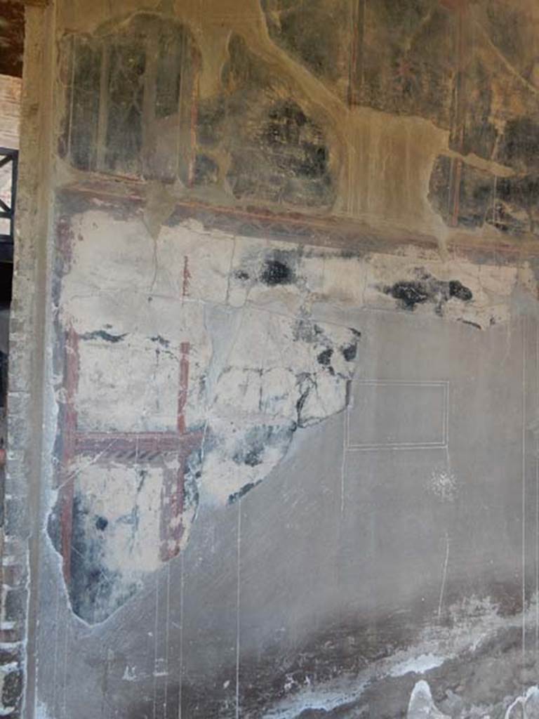 IV.21, Herculaneum. May 2018. Cryptoporticus 28, detail of painted decoration from east end of north wall.
Photo courtesy of Buzz Ferebee. 
