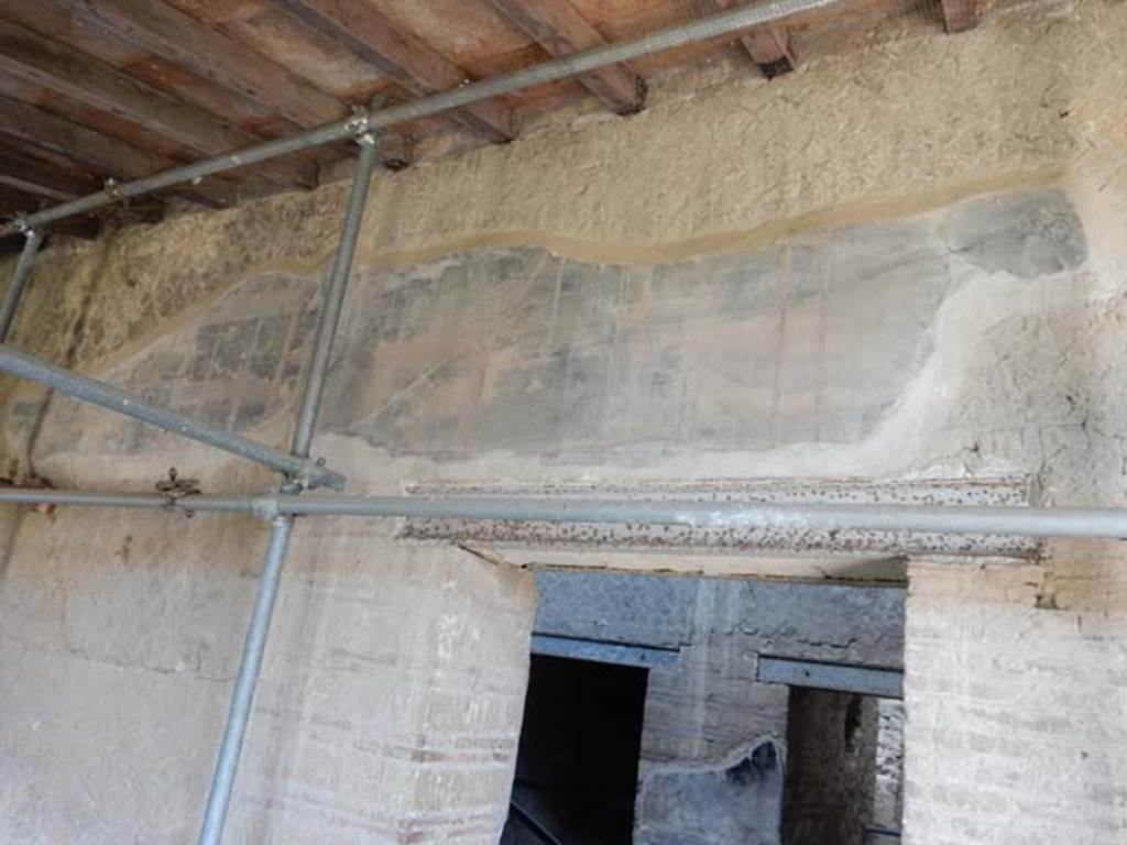IV.21, Herculaneum. May 2018. Cryptoporticus 28, remaining decoration from above doorway to Room 6, in north wall.
Photo courtesy of Buzz Ferebee. 
