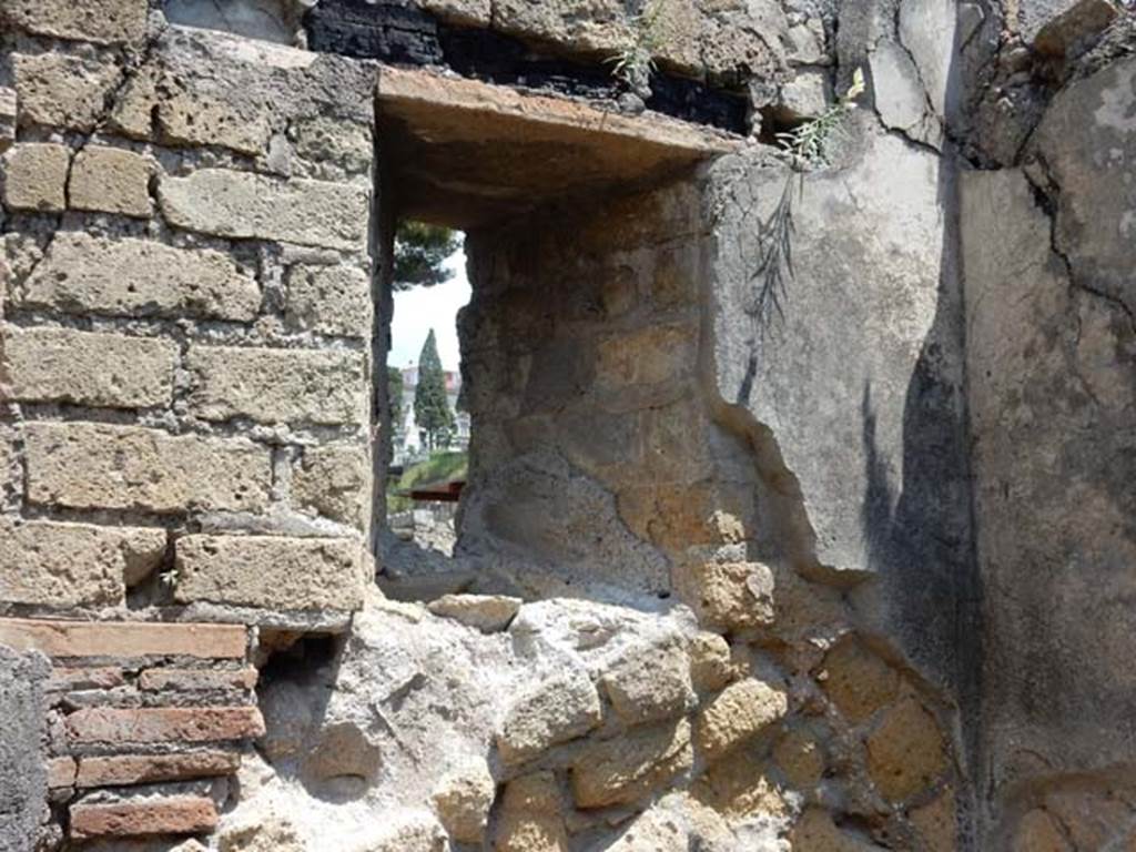 IV.21, Herculaneum. May 2018. Room 19, interior north wall with window overlooking Cardo V Inferiore.
Photo courtesy of Buzz Ferebee. 

