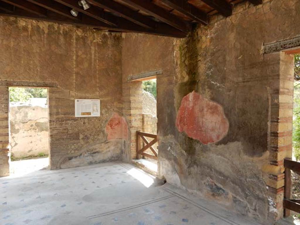 IV.21, Herculaneum. May 2018. Cryptoporticus 29, south-east corner where it joins Cryptoporticus 30.  
In the east wall, on the left, is the doorway to Room 21.
In the south wall, centre and right, are two doorways to the garden terrace overlooking the sea.
Photo courtesy of Buzz Ferebee. 
