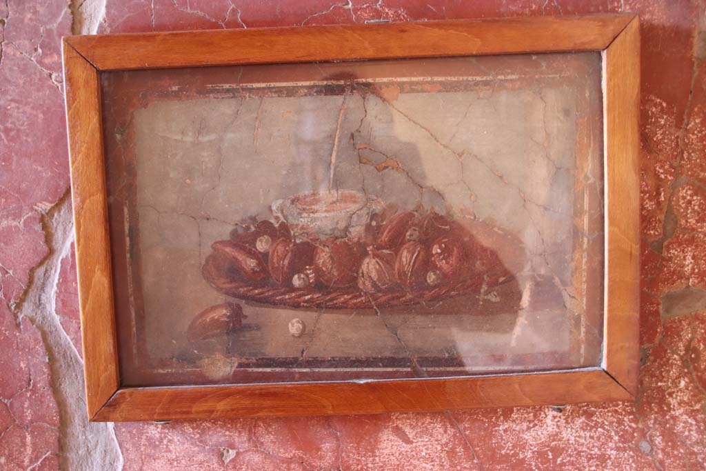 IV.21, Herculaneum. October 2020. Cryptoporticus 29, west wall, painting of fruit and nuts on a wicker tray. Photo courtesy of Klaus Heese. 
