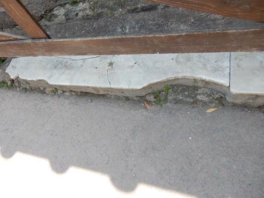 IV.21, Herculaneum. May 2018. Room 18, threshold at east end, adjoining onto Cryptoporticus 30.
Photo courtesy of Buzz Ferebee. 

