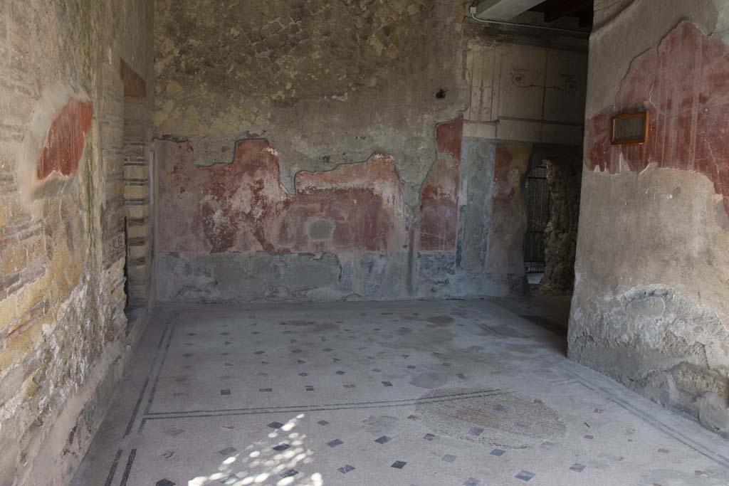 IV.21 Herculaneum. March 2019. Cryptoporticus 30, looking towards west wall at junction with Cryptoporticus 31, on right.
Foto Annette Haug, ERC Grant 681269 DÉCOR

