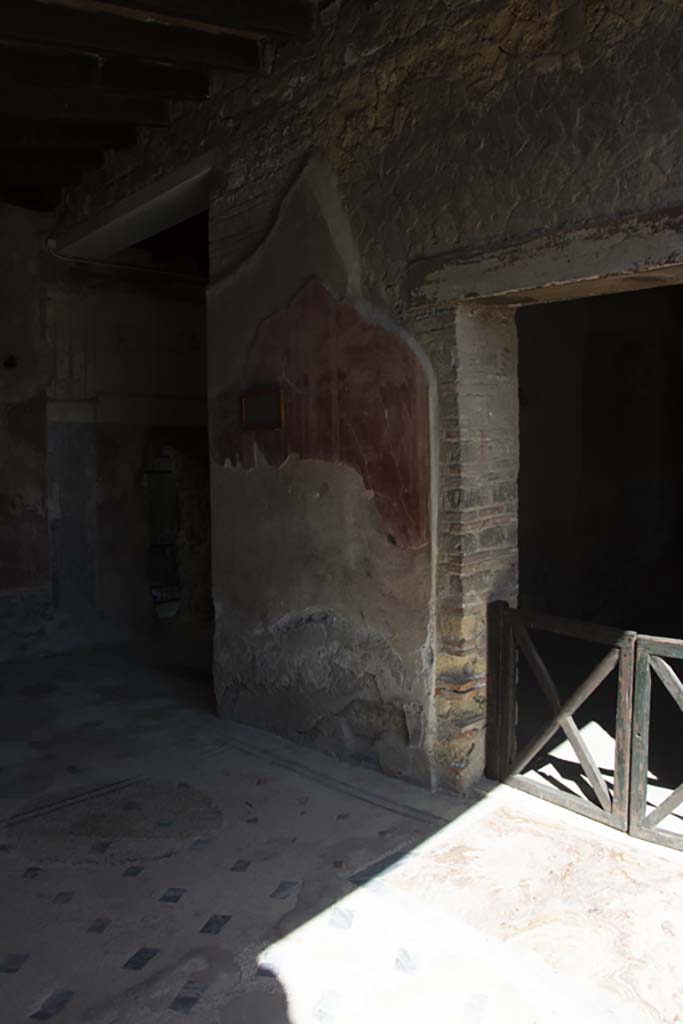 IV.21 Herculaneum. March 2019. 
North wall of the southern cryptoporticus 30, with doorway to Oecus 16.
Foto Annette Haug, ERC Grant 681269 DÉCOR

