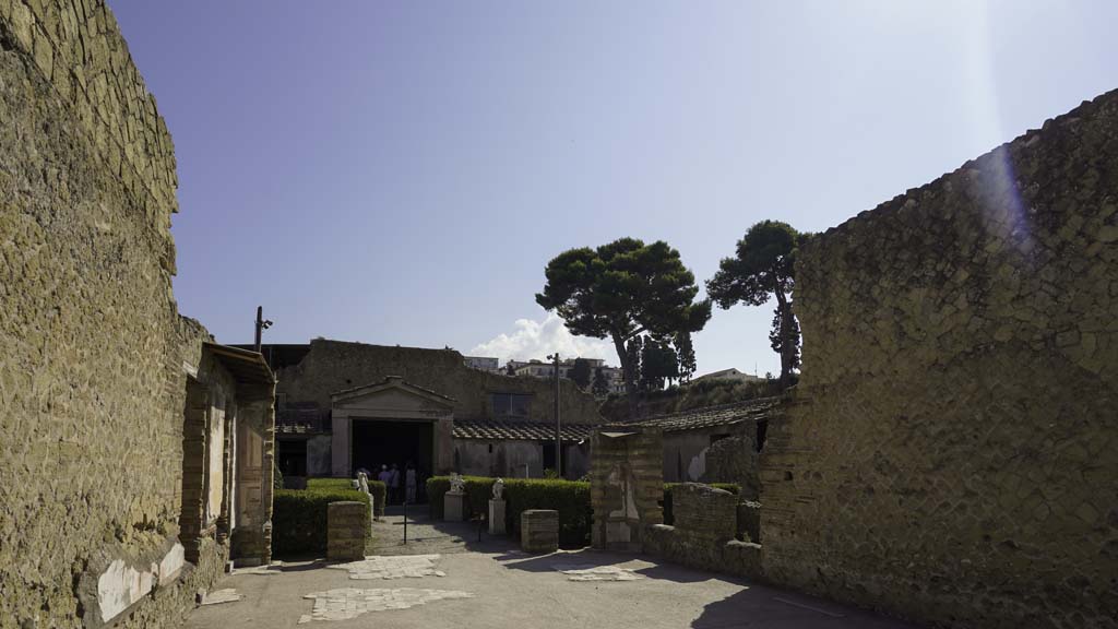 IV.21, Herculaneum, August 2021. Oecus 15, looking north towards garden area 32. Photo courtesy of Robert Hanson.