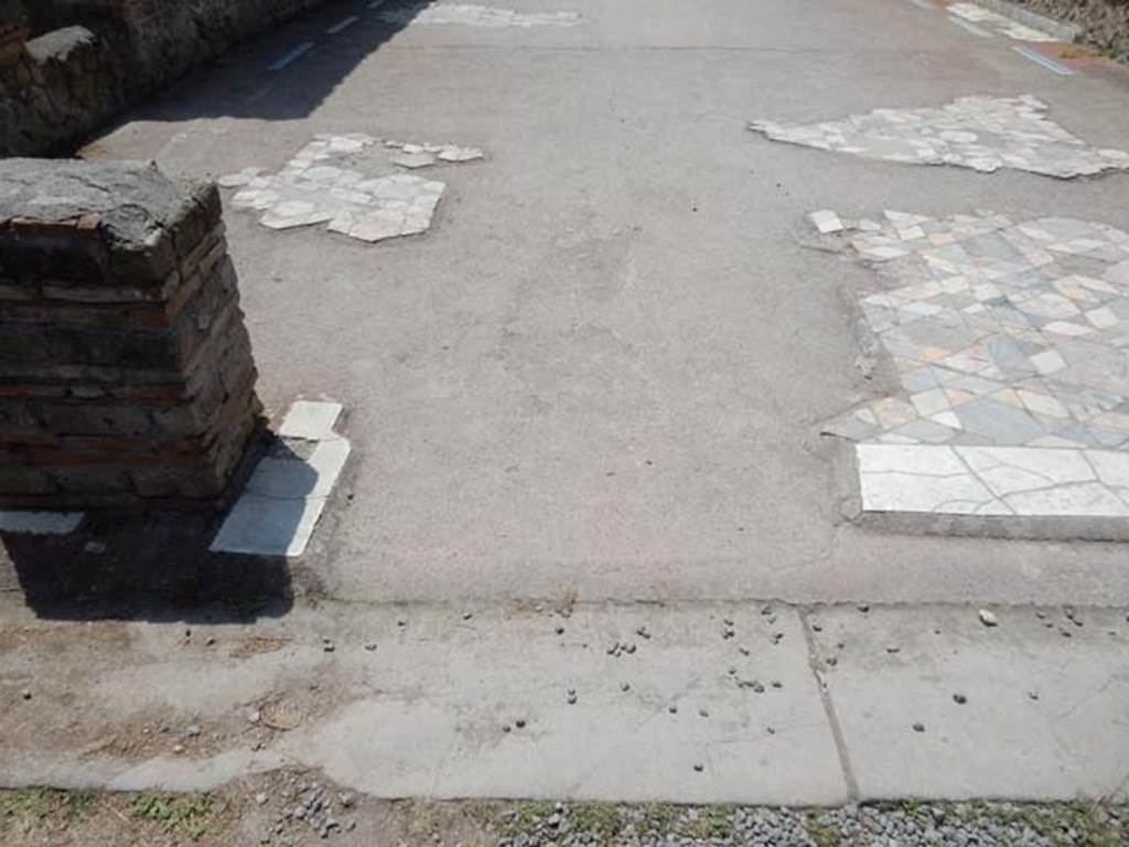 IV.21, Herculaneum. May 2018. Oecus 15, looking south across flooring, from garden area 32.
Photo courtesy of Buzz Ferebee. 
