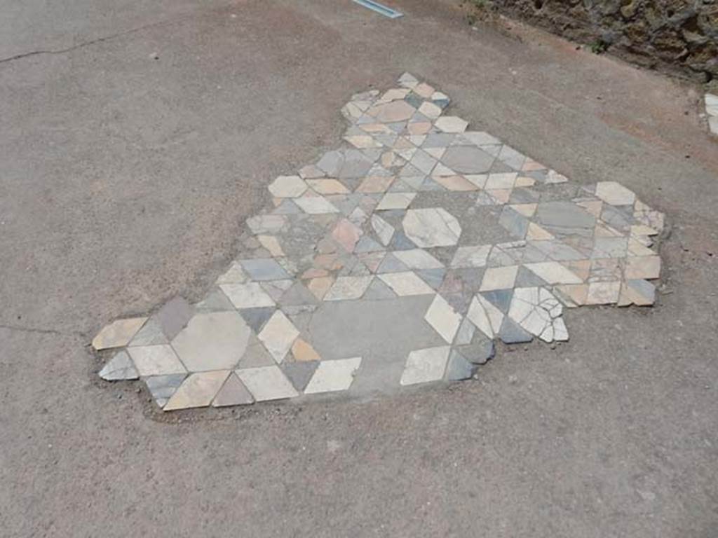 IV.21, Herculaneum. May 2018. Room 15, remains of opus sectile flooring. Photo courtesy of Buzz Ferebee. 

