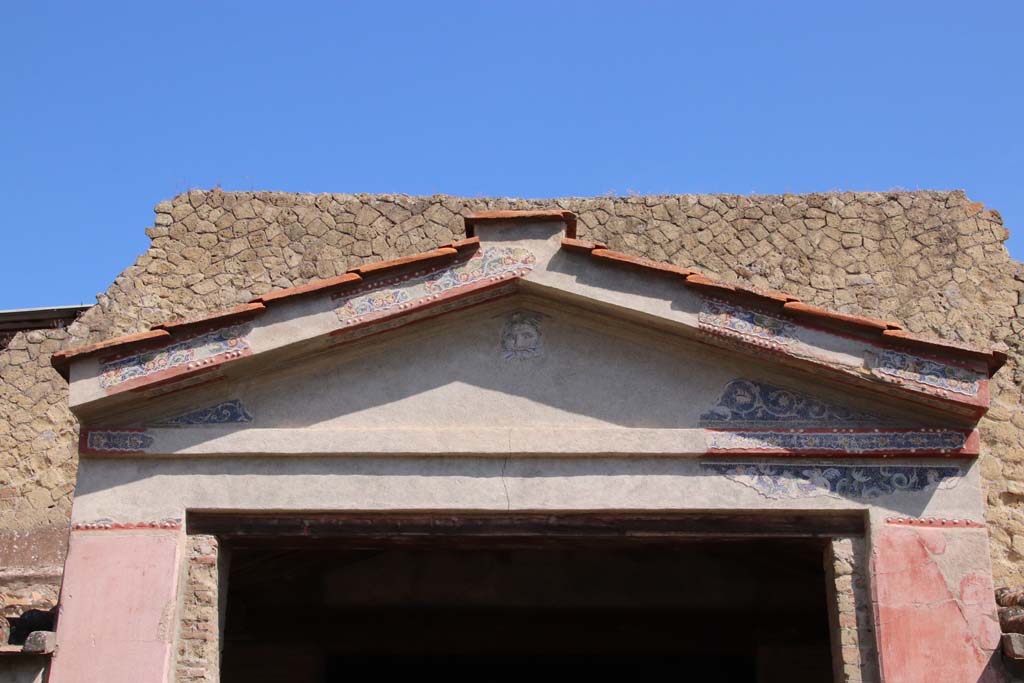 IV.21, Herculaneum. September 2019. Garden area 32, detail of the Great Portal. Photo courtesy of Klaus Heese.