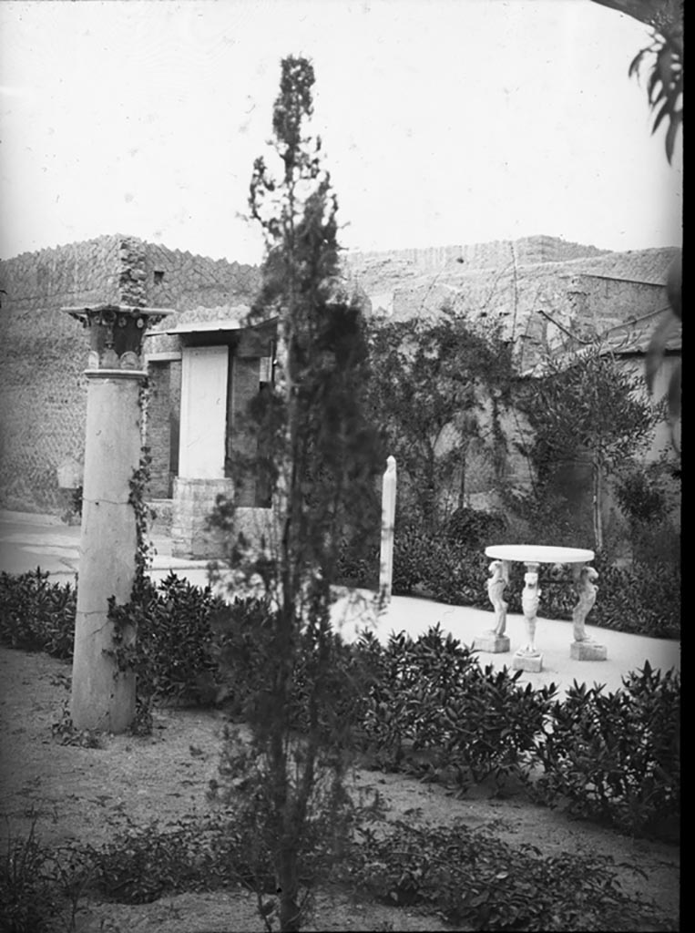 IV.21, Herculaneum. 1932. P.C. H 38. Photo by P. C. Looking south-west across the garden area. 
Photo by P. C. Used with the permission of the Institute of Archaeology, University of Oxford. File name instarchbx92im004 Resource ID 41153.
See photo on University of Oxford HEIR database

