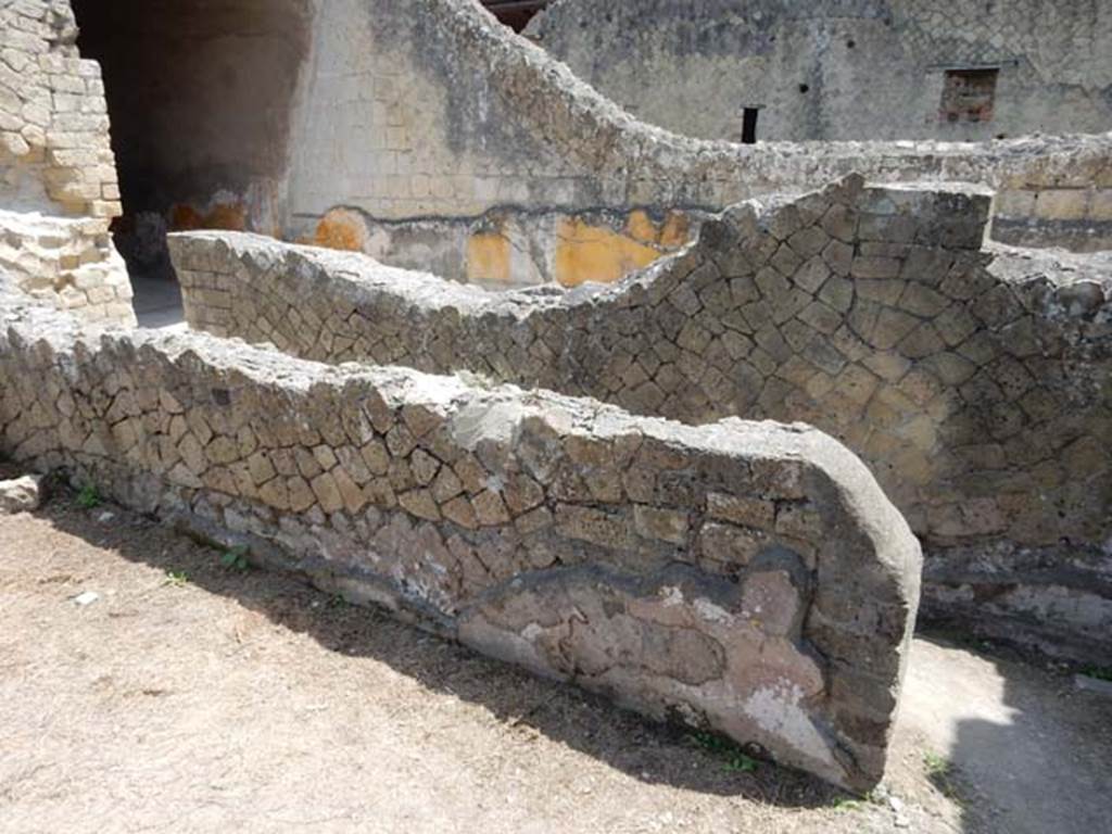 IV.21, Herculaneum. May 2018. 
Area that would have been beneath the exterior stairs, leading from Cryptoporticus 29, at its rear still with yellow decoration.
Photo courtesy of Buzz Ferebee. 

