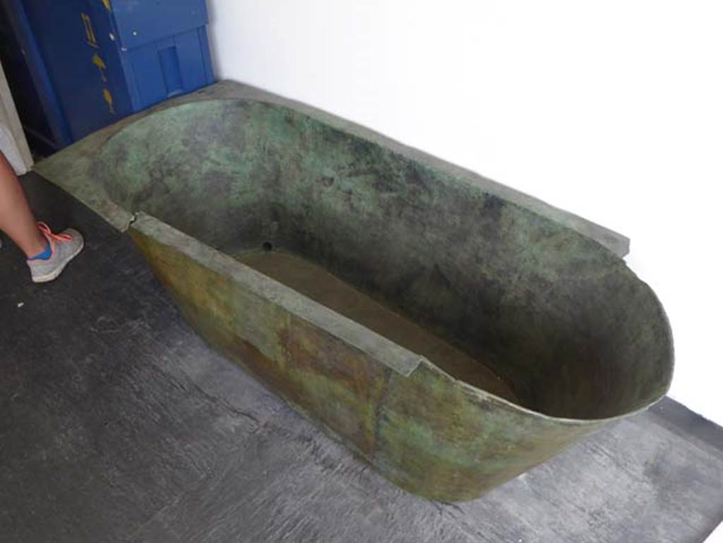 IV.21, Herculaneum, September 2016.  Bronze bath-tub. Photo courtesy of Michael Binns. According to Tram Tan Tinh, the bath was found on 25th September 1930 in the south-east area of the garden, under the exterior steps that led to above room 17.  Length of bath:1.59m, width 0.60, height 0.53. Inv. no.537.  See TranTam Tinh, (1988). La Casa dei Cervi a Herculanum, (p.107)

