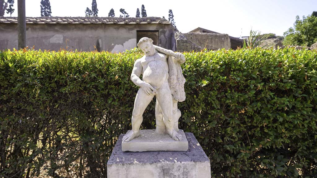 IV.21, Herculaneum, August 2021. Statue of drunken Hercules. Photo courtesy of Robert Hanson.