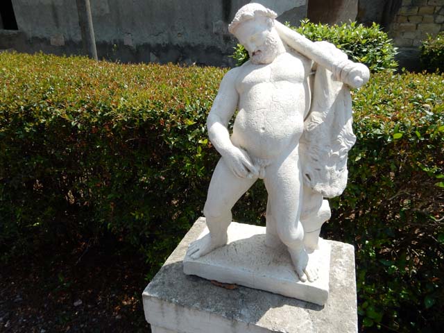 IV.21, Herculaneum. May 2018. Statue of drunken Hercules. Photo courtesy of Buzz Ferebee. 
