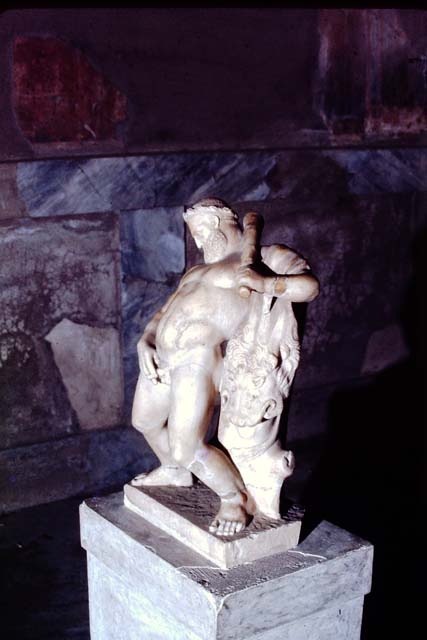 IV.21, Herculaneum. 1968. Drunken Hercules, on display in a room in the house. Photo by Stanley A. Jashemski.
Source: The Wilhelmina and Stanley A. Jashemski archive in the University of Maryland Library, Special Collections (See collection page) and made available under the Creative Commons Attribution-Non-Commercial License v.4. See Licence and use details.
J68f1832
