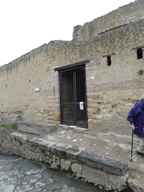 Ins IV.21, Herculaneum, September 2015. Entrance doorway on west side of Cardo V.