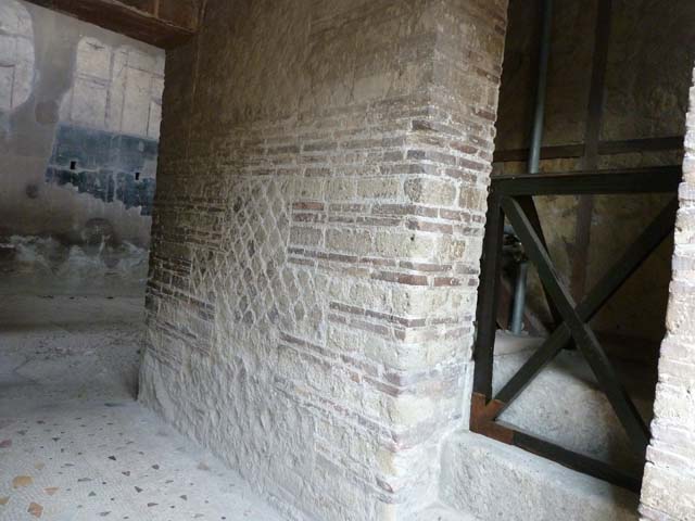 IV.21, Herculaneum, September 2015. North side of entrance corridor, and doorway to steps to upper floor.