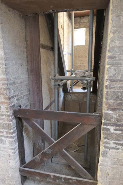 IV.21, Herculaneum, June 2017. Looking east from doorway to area under steps t upper floor.  Photo courtesy of Michael Binns.
