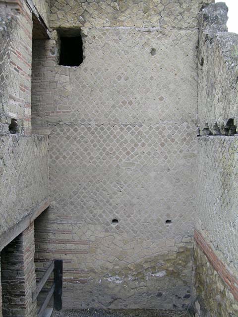 IV, 21, Herculaneum. May 2004. Room 3, looking west across upper floor.
The second doorway on the lower floor, in the south wall, leads into the atrium, room 24.
Above it, on the upper floor, is a doorway leading onto the balcony around the atrium. Photo courtesy of Nicolas Monteix.
