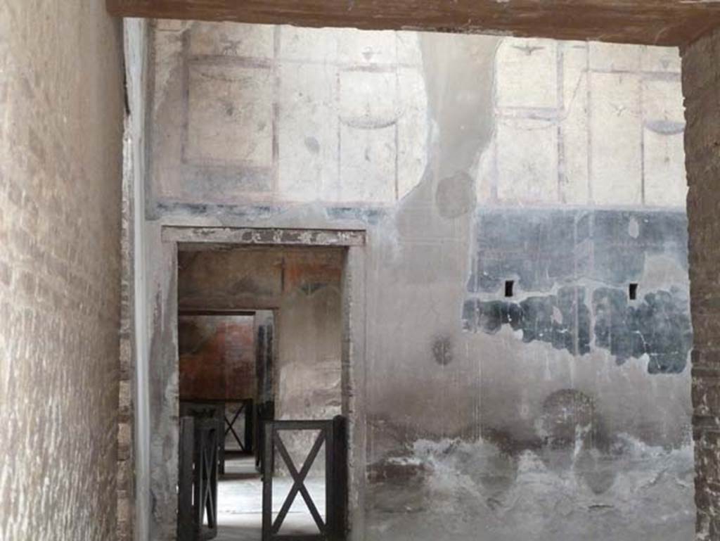 IV.21, Herculaneum. October 2020. 
Room 24, upper west wall in atrium, south end above doorway to Room 5. Photo courtesy of Klaus Heese.  
