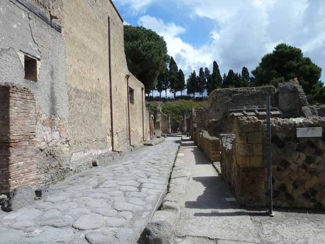 Decumanus Inferiore, Herculaneum. September 2015. Looking east along façade of V.1 towards pavement outside of V.35. Photo courtesy of Michael Binns.
