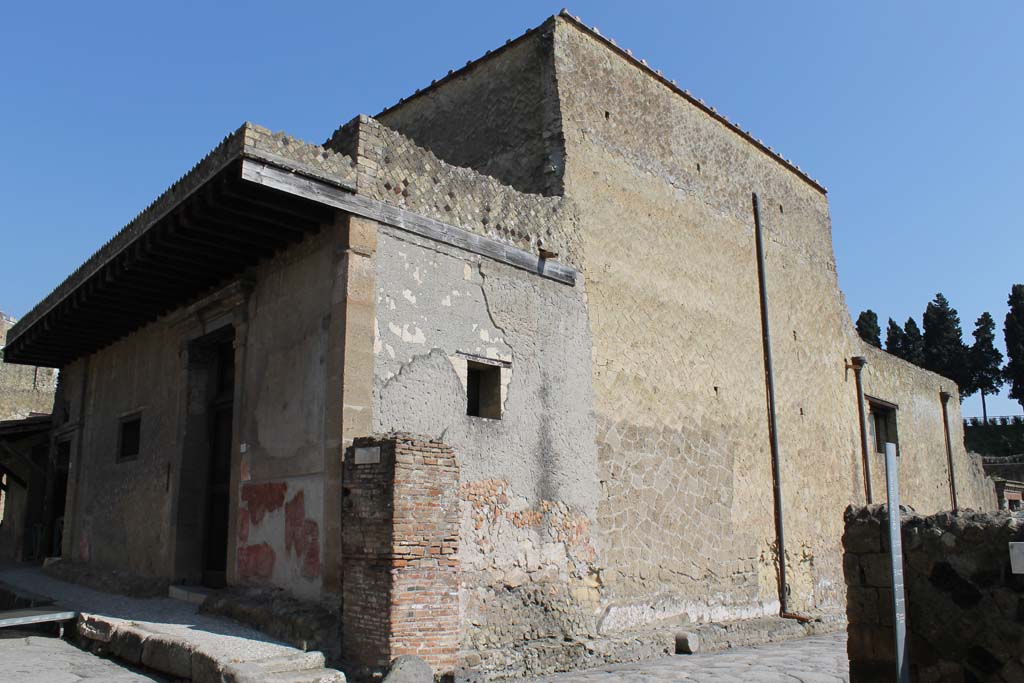 Decumanus Inferiore, Herculaneum. September 2015. Looking west along façade of V.1, towards remains of water tower, on corner with Cardo IV.  Photo courtesy of Michael Binns.
