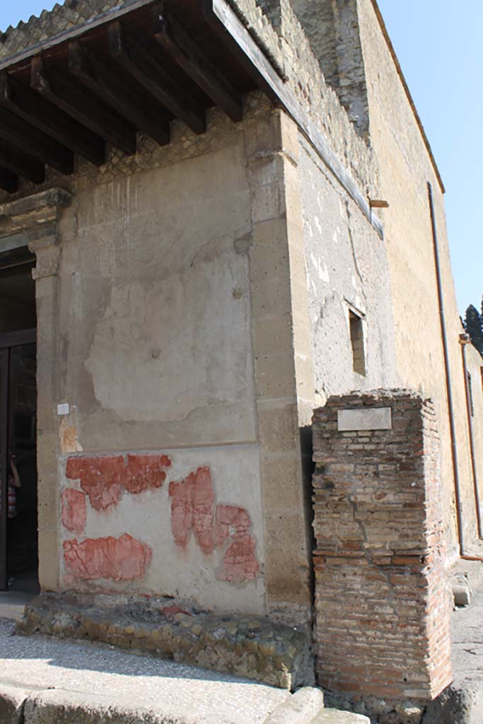 V.1 Herculaneum. August 2013. Detail of upper entrance doorway, with capitals. Photo courtesy of Buzz Ferebee.