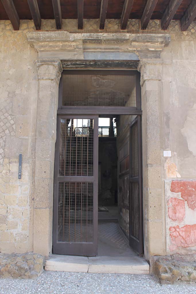 V.1 Herculaneum. March 2014. Entrance doorway.
Foto Annette Haug, ERC Grant 681269 DÉCOR.
