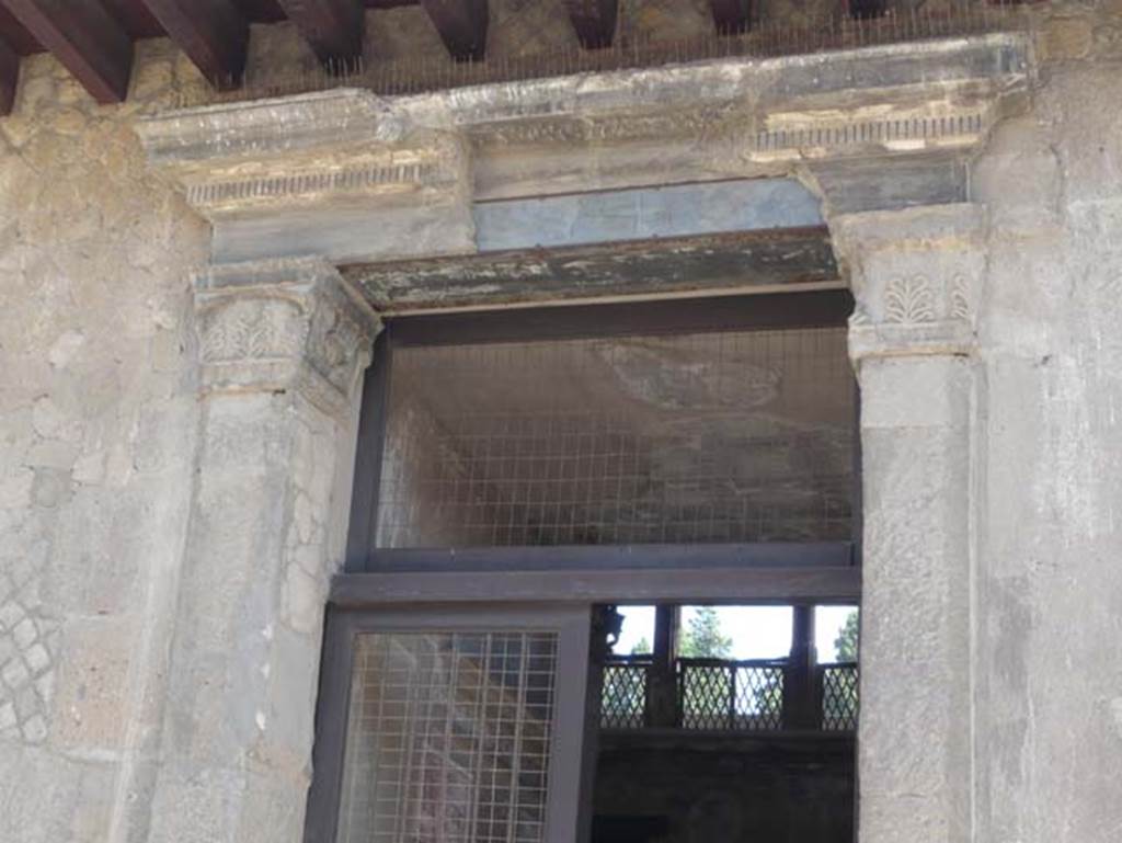 V.1, Herculaneum, October 2014. Looking west in atrium. West wall of atrium, with doorways to room 3, on left, the entrance corridor and room 2, on right.  The upper floor is decorated as a false loggia.  Photo courtesy of Michael Binns.

