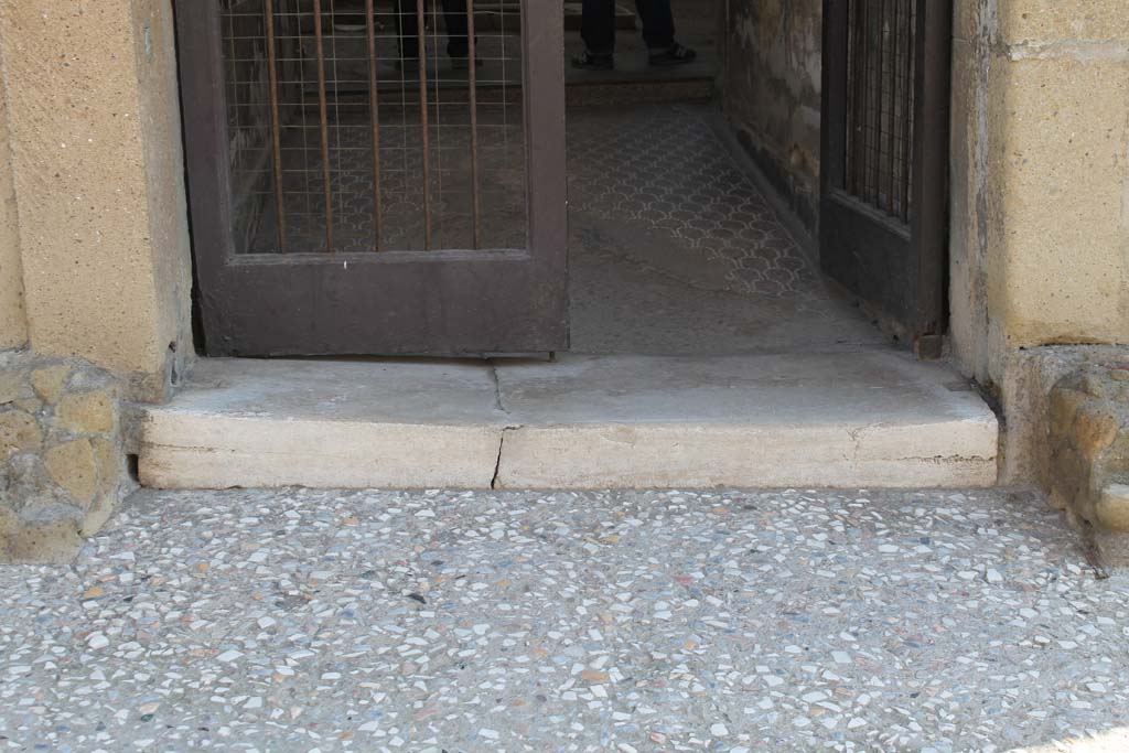 V.1 Herculaneum. March 2014. Doorway threshold, looking east towards entrance corridor.
Foto Annette Haug, ERC Grant 681269 DÉCOR.
