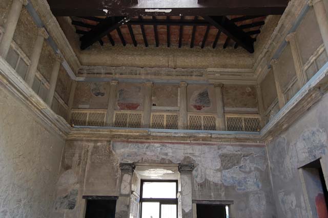 V.1 Herculaneum. May 2010. Detail of the compluvium in roof of atrium, showing terracotta water-spouts in the shape of dog’s heads. 