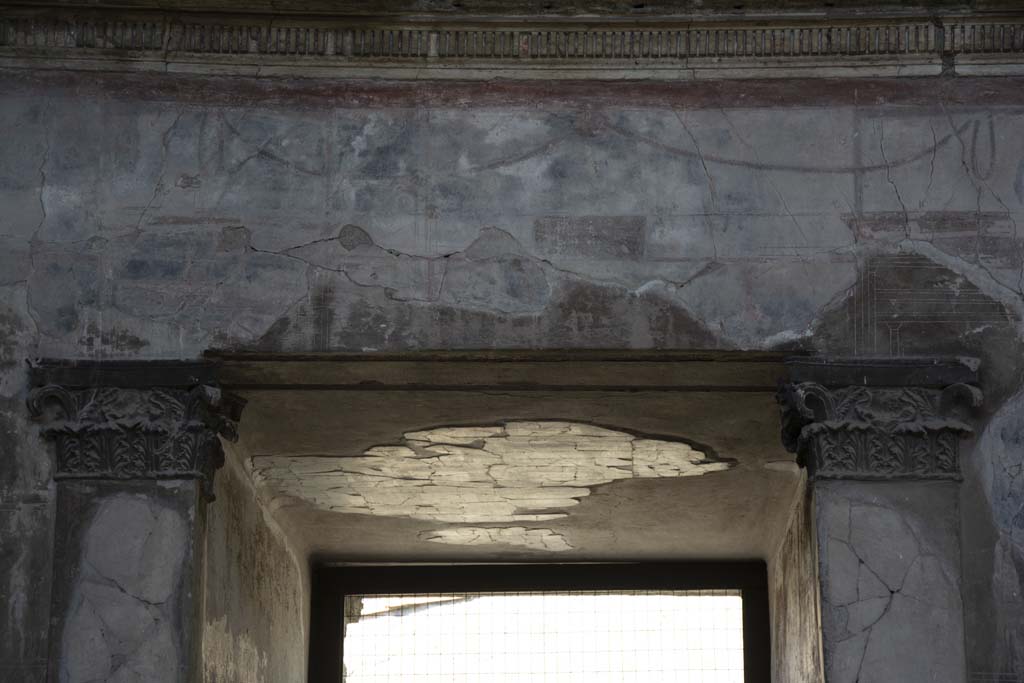 V.1, Herculaneum. May 2018. Detail of terracotta dog’s heads from compluvium in atrium. 
Photo courtesy of Buzz Ferebee. USED.
