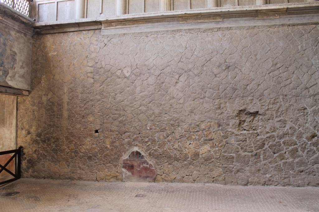 V.1 Herculaneum. May 2010.  Room 6, south wall of the tablinum. 