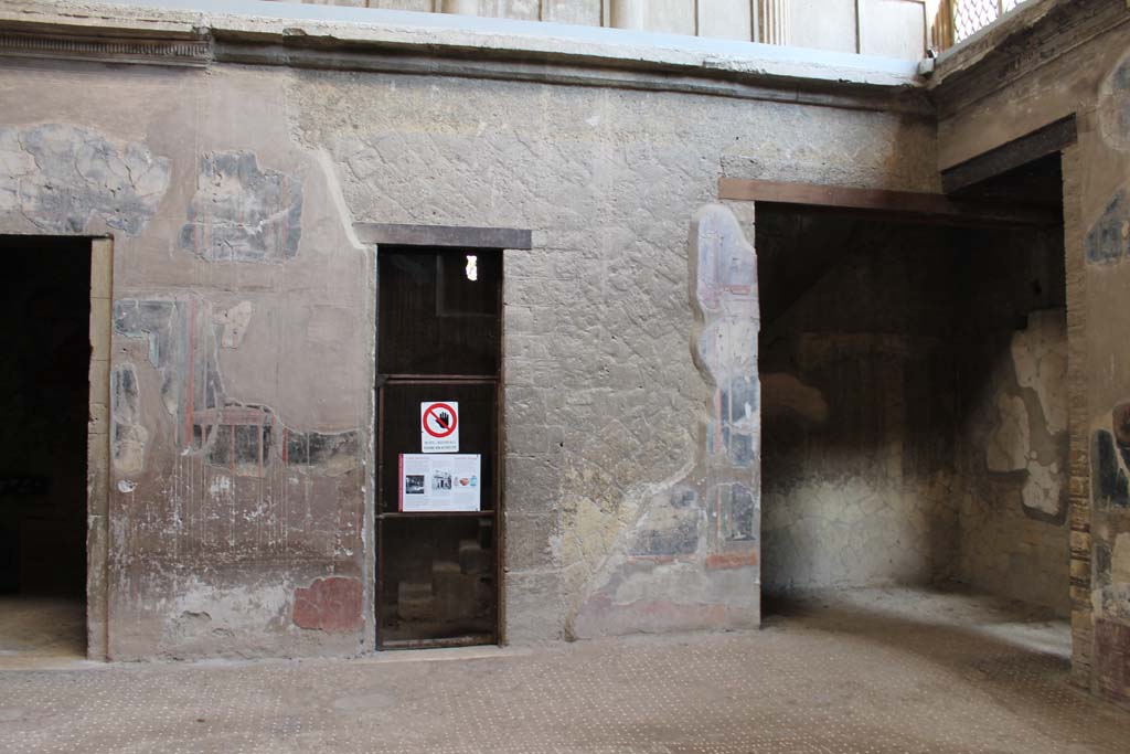 V.1, Herculaneum, October 2014. Room 6, flooring on south side of tablinum.
Photo courtesy of Michael Binns.
