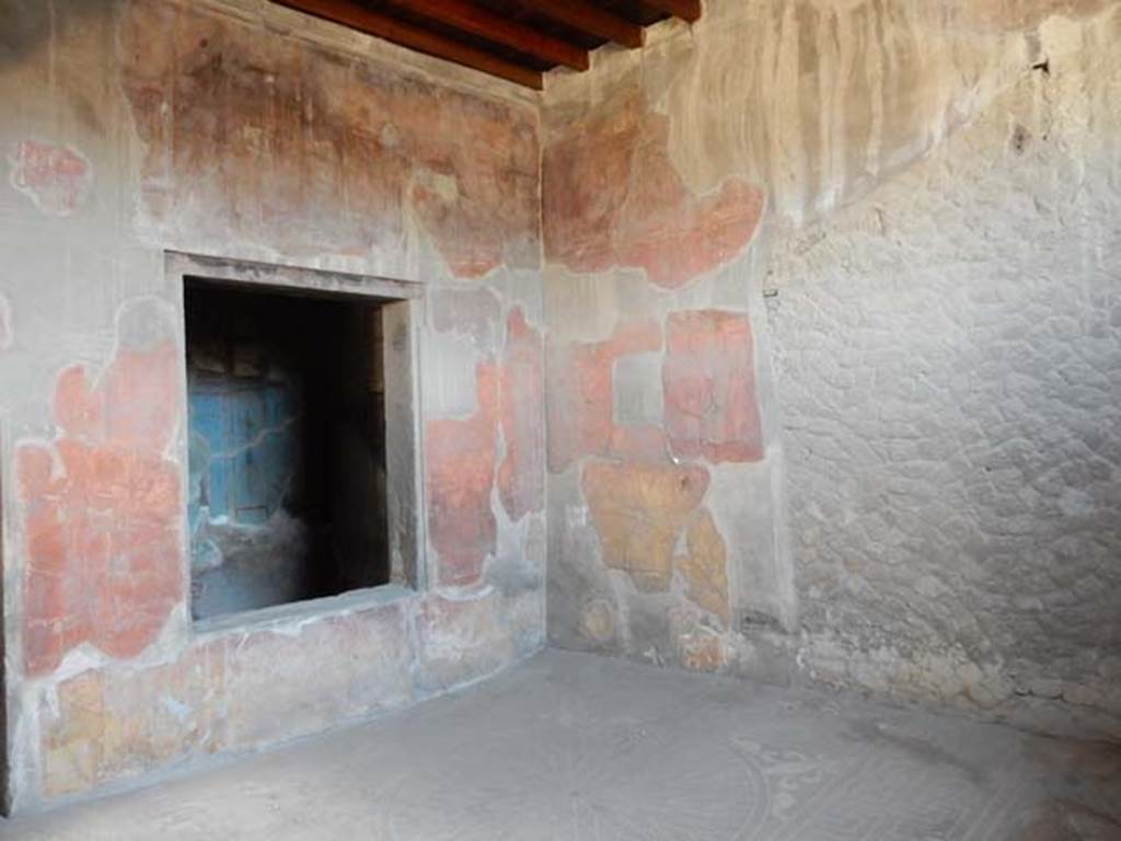 V.1 Herculaneum. May 2010. Room 2, south wall.
