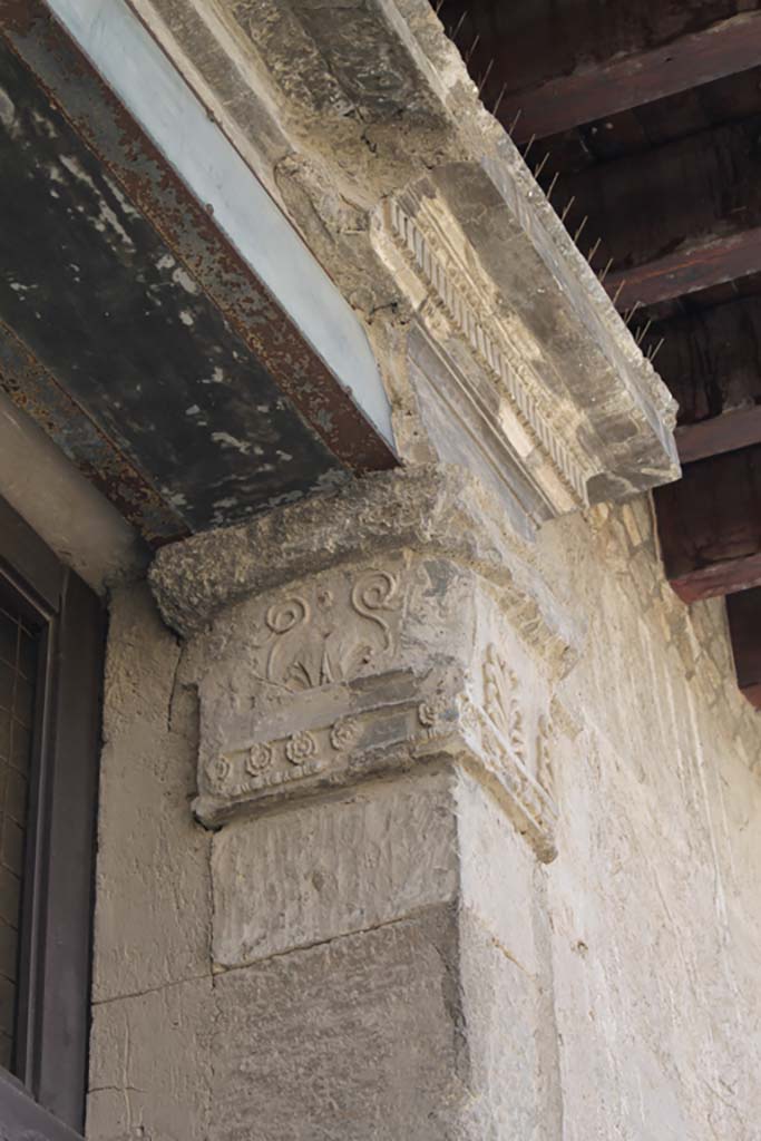 V.1 Herculaneum. March 2014. Detail of capital on upper south side of entrance doorway
Foto Annette Haug, ERC Grant 681269 DÉCOR.

