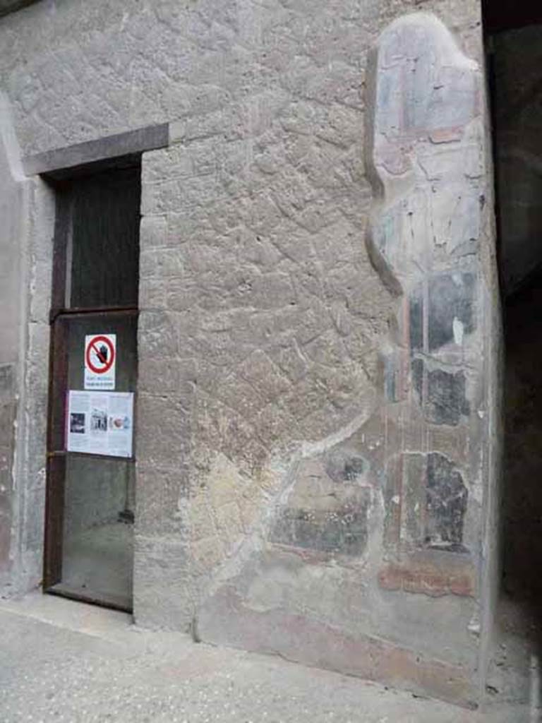 V.1 Herculaneum. May 2010. North wall of atrium, between doorway to room 9, on left, and room 8, on right. 