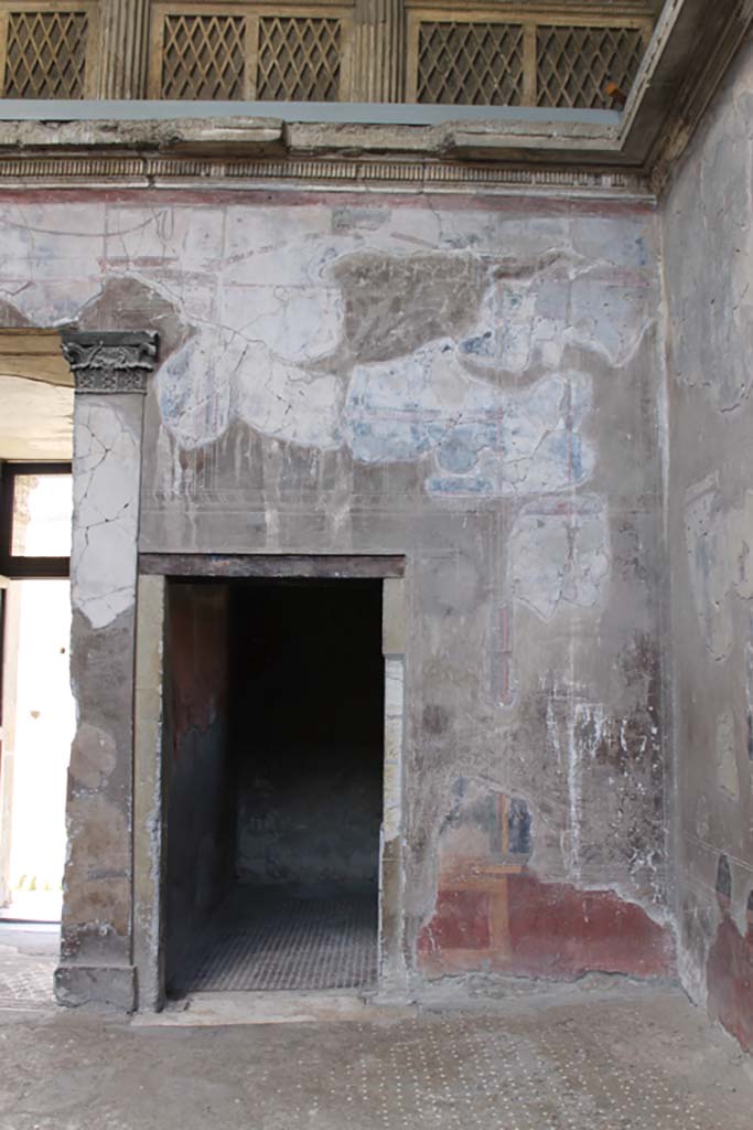 V.1 Herculaneum. March 2014. Doorway to room 2, in north-west corner of atrium. 
Foto Annette Haug, ERC Grant 681269 DÉCOR.

